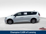 Used 2025 Chrysler Pacifica Select image 4