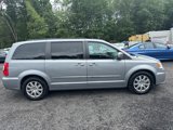 Used 2015 Chrysler Town & Country Touring image 3
