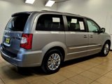 Used 2016 Chrysler Town & Country Touring-L image 4
