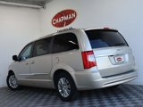 Used 2015 Chrysler Town & Country Touring-L w/ Driver Convenience Group image 3
