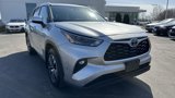 Used 2022 Toyota Highlander XLE image 2