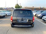Used 2017 Dodge Grand Caravan SE image 4
