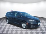 Used 2023 Chrysler Pacifica Touring-L image 2