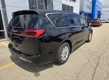 New 2025 Chrysler Pacifica Select image 4