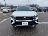 Used 2024 Volkswagen Taos SE w/ Panoramic Sunroof Package image 2