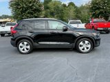 Used 2022 Volvo XC40 T5 Momentum image 3