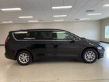 Used 2023 Chrysler Pacifica Touring-L image 4