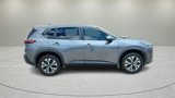 Used 2022 Nissan Rogue SV image 2