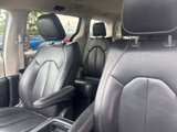 Used 2023 Chrysler Pacifica Touring-L image 4
