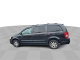 Used 2009 Chrysler Town & Country Touring image 6