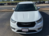 Used 2023 Chrysler Pacifica Touring-L image 3