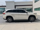 Used 2017 Toyota Highlander XLE image 3