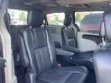 Used 2016 Chrysler Town & Country Touring-L image 5