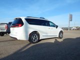 Used 2023 Chrysler Pacifica Limited image 3