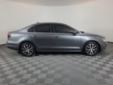 Used 2017 Volkswagen Jetta SE image 2