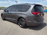 Used 2020 Chrysler Pacifica Touring-L image 3
