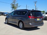 Used 2022 Chrysler Pacifica Touring-L image 5