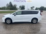 Used 2023 Chrysler Pacifica Touring-L image 6