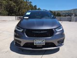 Used 2022 Chrysler Pacifica Limited w/ Uconnect Theater Family Group image 2