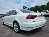 Used 2017 Volkswagen Passat 1.8T SEL Premium image 4