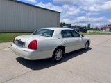 Used 2006 Lincoln Town Car Signature Limited image 3