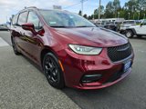 Used 2021 Chrysler Pacifica Limited w/ Uconnect Theater Family Group image 6