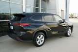 Used 2022 Toyota Highlander LE image 3