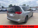 Used 2020 Chrysler Pacifica Touring-L w/ S Appearance Package image 3