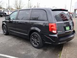 Used 2017 Dodge Grand Caravan SE image 4