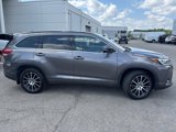 Used 2017 Toyota Highlander SE image 2