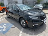 Used 2023 Chrysler Pacifica Touring-L image 2