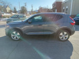 Used 2021 Volvo XC40 T5 Momentum image 2