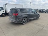 Used 2017 Chrysler Pacifica Limited image 3