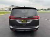 Used 2023 Chrysler Pacifica Touring-L image 4