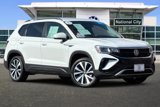 Certified 2022 Volkswagen Taos SE image 2