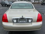 Used 2010 Lincoln Town Car Signature Limited image 4