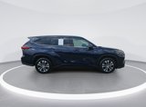 Used 2022 Toyota Highlander XLE image 2