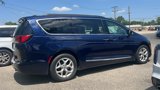Used 2017 Chrysler Pacifica Touring-L w/ Tire & Wheel Group image 2