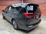 Used 2022 Chrysler Pacifica Touring-L image 4