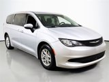 Used 2022 Chrysler Voyager LX image 3