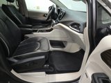 Used 2022 Chrysler Pacifica Limited image 3