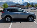 Used 2018 Nissan Rogue SV image 2