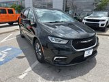 Used 2023 Chrysler Pacifica Touring-L image 3