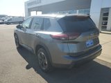 Used 2024 Nissan Rogue SV image 3