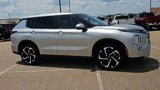 Used 2024 Mitsubishi Outlander SE image 2