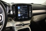Used 2022 Volvo XC40 T4 Momentum image 5