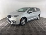 Used 2023 Chrysler Pacifica Touring-L image 3