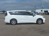 Used 2023 Chrysler Pacifica Touring-L image 4