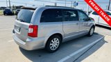 Used 2016 Chrysler Town & Country Touring image 4