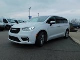 Used 2023 Chrysler Pacifica Touring-L image 4
